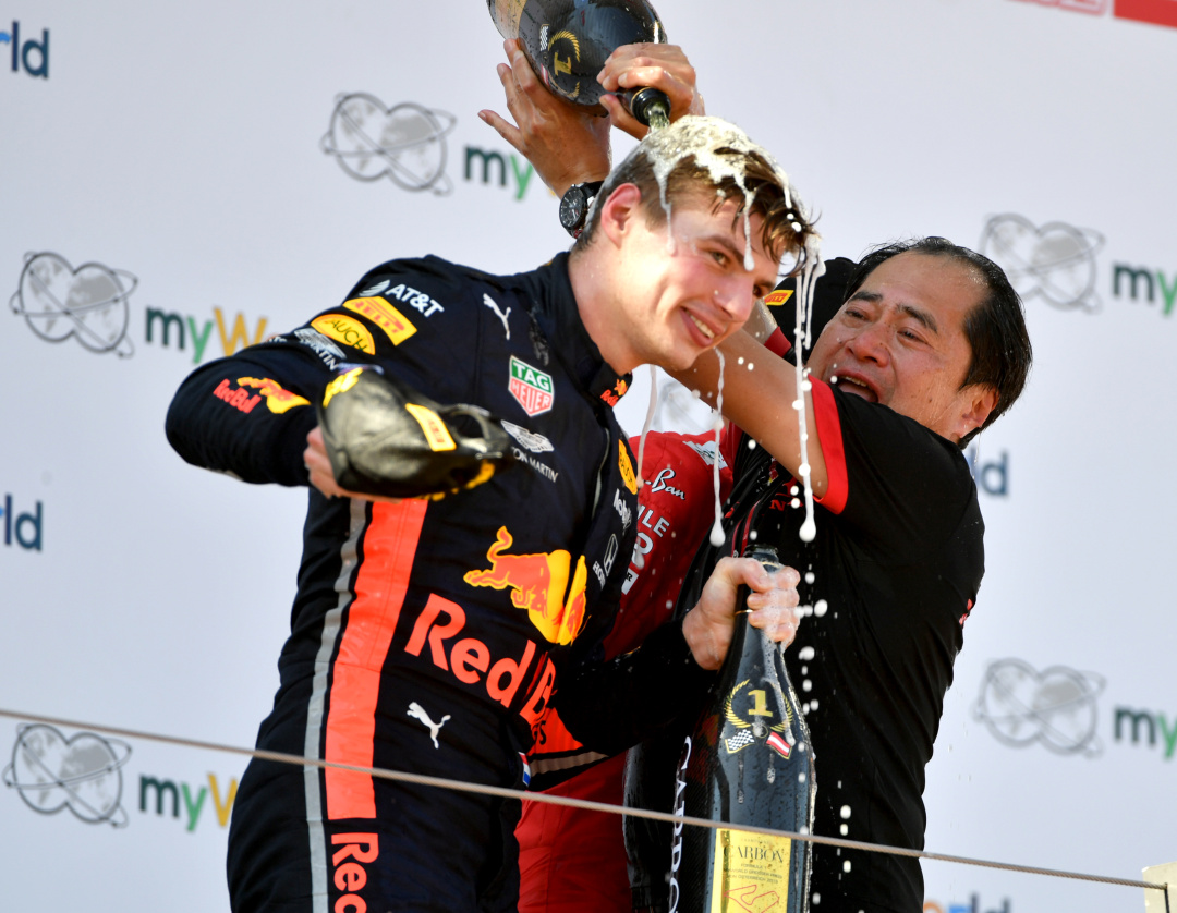 SMALL_Honda技術監督田邊豐治(Toyoharu Tanabe)與Max Verstappen同上頒獎台